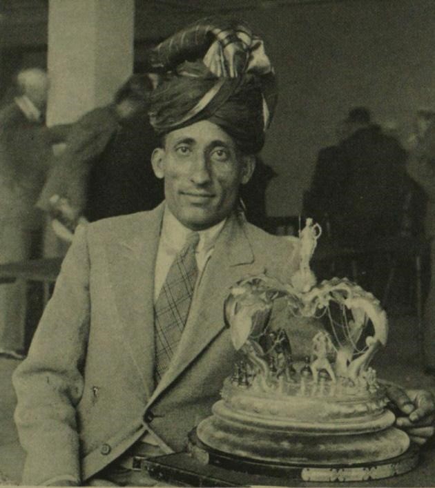 Sultan Khan con el trofeo de campeón británico