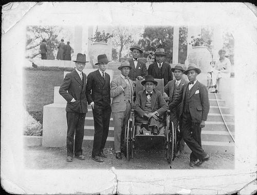 Ricardo Martinez de la Torre, Jorge del Prado, a la izquierda; rodeando Mariátegui la delegación del sindicato de mineros de Morococha: Gamaniel Blanco, Santiago Loli, Manuel Vento, Ramón Azcurra y Adrián Sovero, en la entrada de la pérgola del Parque de la Reserva de Lima. La delegación de mineros de Morococha impulsó la organización y fundación de la Federación de Trabajadores Mineros del Perú, cuya primera sede funcionó en el distrito de Morococha. Todos los que aparecen en la foto fueron militantes del partido socialista fundado por Mariátegui. Blanco fue apresado en Morocoha el año 1931, traído a la intendencia de Lima y luego al presidio de la isla del Frontón. Falleció a causa de las torturas. Es uno de los mártires de las luchas por mejores condiciones de trabajo.