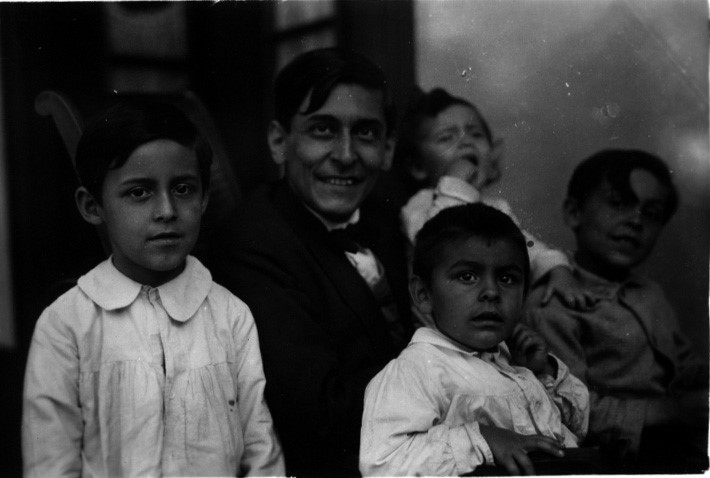 Mariátegui en silla de ruedas con sus cuatro hijos varones: 
Sandro (el mayor), José Carlos, Sigfrido y Javier (en brazos).
Casa alquilada; sita en el Jr. Washington. Ahí vivió desde 1925 hasta el 16 de abril de 1930, fecha de su fallecimiento. Esos años, desde todo punto de vista, fueron los más fecundos. Dicha casa es, actualmente, La Casa/Museo José Carlos Mariátegui.